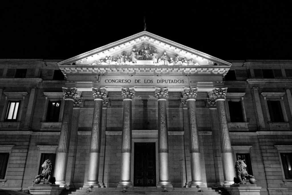 España entre sombras de trajes y&nbsp;coletas